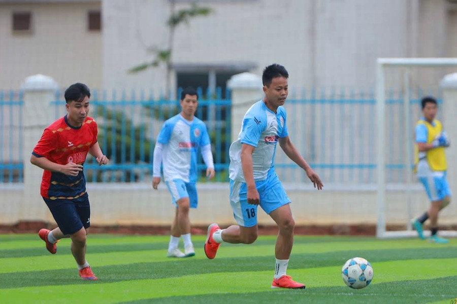 Các cầu thủ thi đấu với tinh thần thể thao sôi nổi. Ảnh: H.H