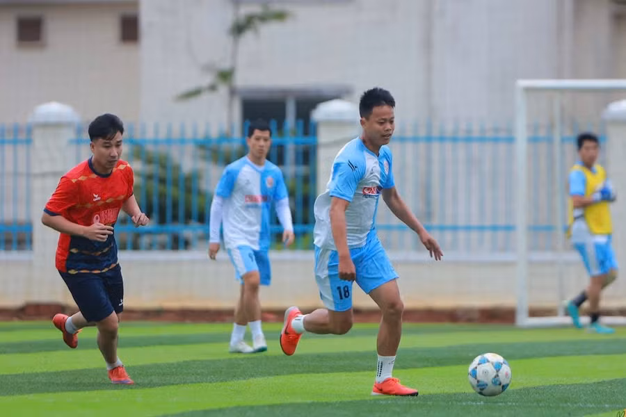 Các cầu thủ thi đấu với tinh thần thể thao sôi nổi. Ảnh: H.H