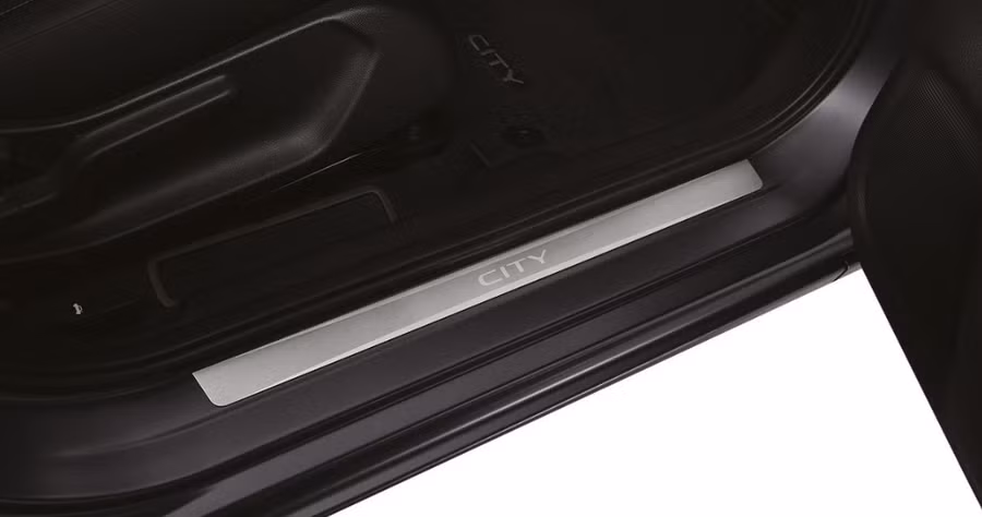 Bên trong cabin, Honda City SE được bổ sung thêm nẹp bước chân, bậc lên xuống, đèn chiếu sáng khu vực chân, khay đựng đồ và camera hành trình (Dashcam). Ảnh: S.T