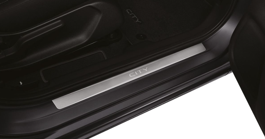Bên trong cabin, Honda City SE được bổ sung thêm nẹp bước chân, bậc lên xuống, đèn chiếu sáng khu vực chân, khay đựng đồ và camera hành trình (Dashcam). Ảnh: S.T Bên trong cabin, Honda City SE được bổ sung thêm nẹp bước chân, bậc lên xuống, đèn chiếu sáng khu vực chân, khay đựng đồ và camera hành trình (Dashcam). Ảnh: S.T