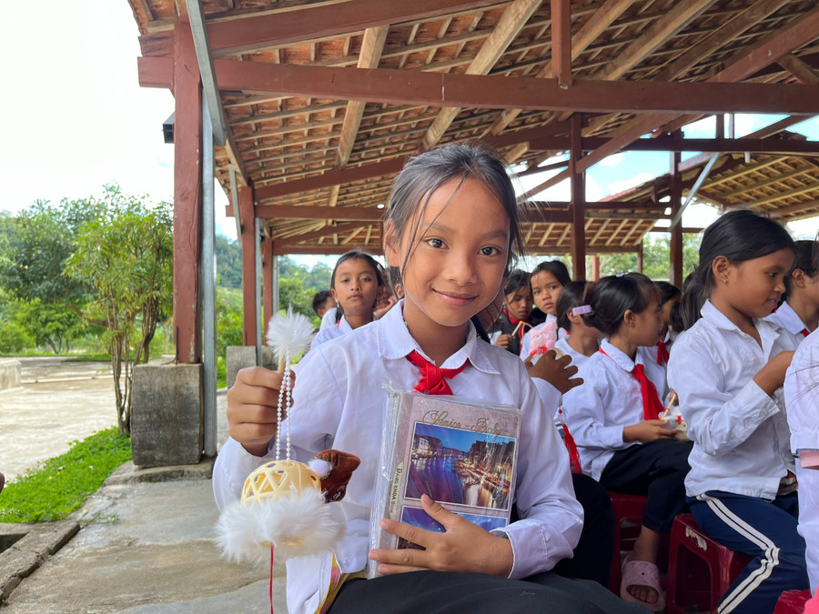 Niềm vui của các em học sinh khi đón nhận món quà nhỏ từ chương trình "Tiếp sức đến trường năm 2024". Ảnh: Hoàng Hoài Niềm vui của các em học sinh khi đón nhận món quà nhỏ từ chương trình "Tiếp sức đến trường năm 2024". Ảnh: Hoàng Hoài