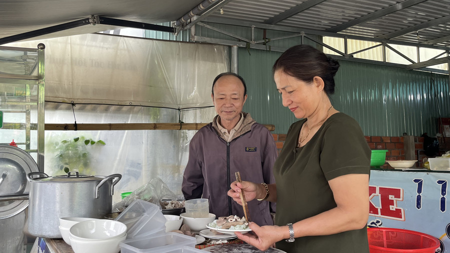 Mỗi suất ăn vẫn sẽ đầy đủ như thường ngày và đảm bảo chất lượng của quán. Ảnh: Hoàng Hoài