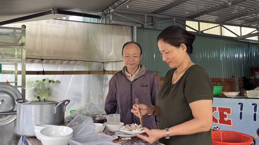 Mỗi suất ăn vẫn sẽ đầy đủ như thường ngày và đảm bảo chất lượng của quán. Ảnh: Hoàng Hoài