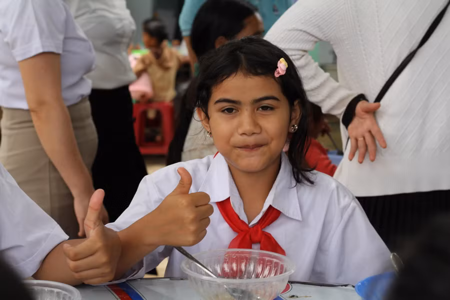 Gần 200 em học sinh Trường Tiểu học và THCS Chư Đang Ya thưởng thức suất ăn miễn phí. Ảnh: Hoàng Hoài