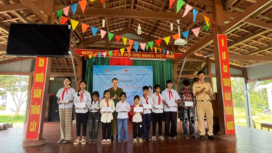 Đoàn cơ sở-Hội Phụ nữ Công an huyện Kbang trao 10 suất học bổng cho học sinh. Ảnh: Hoàng Hoài