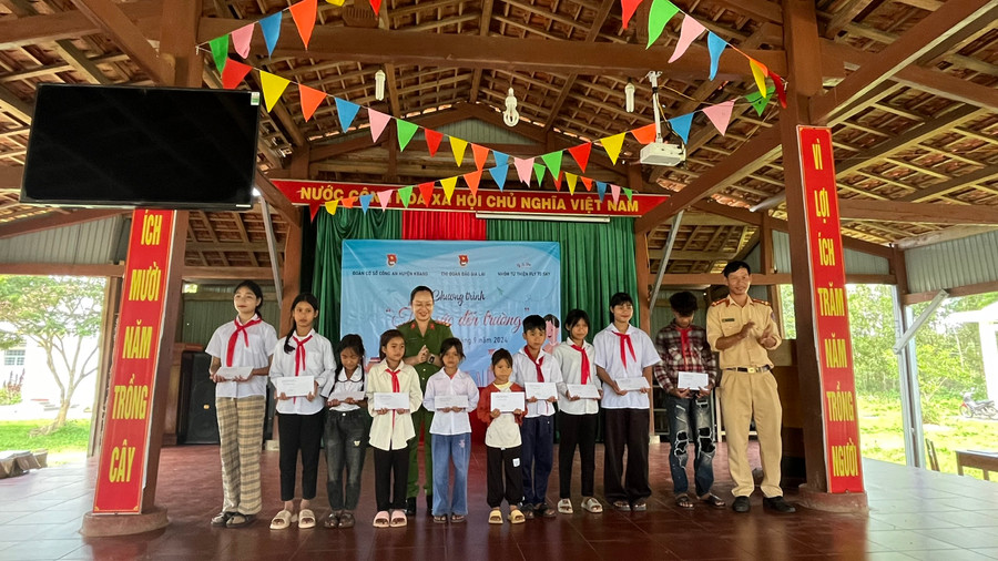 Đoàn cơ sở-Hội Phụ nữ Công an huyện Kbang trao 10 suất học bổng cho học sinh. Ảnh: Hoàng Hoài Đoàn cơ sở-Hội Phụ nữ Công an huyện Kbang trao 10 suất học bổng cho học sinh. Ảnh: Hoàng Hoài