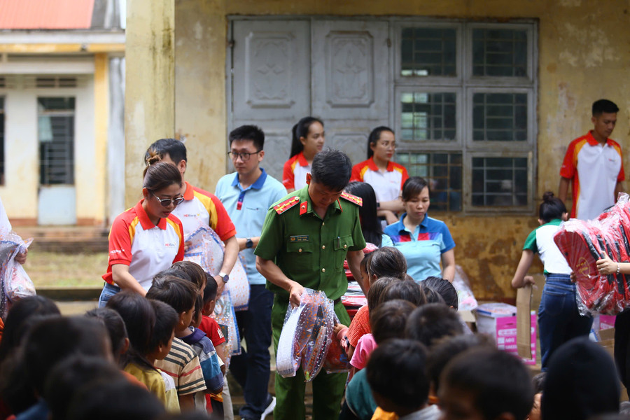 500 phần quà ấm áp dành cho các em trước thềm năm học mới. Ảnh: H.H