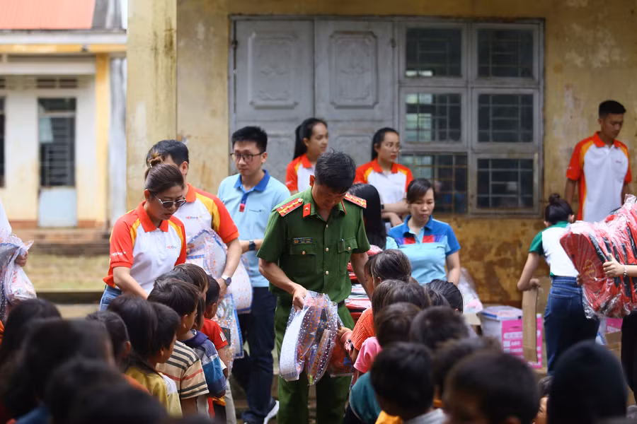 500 phần quà ấm áp dành cho các em trước thềm năm học mới. Ảnh: H.H