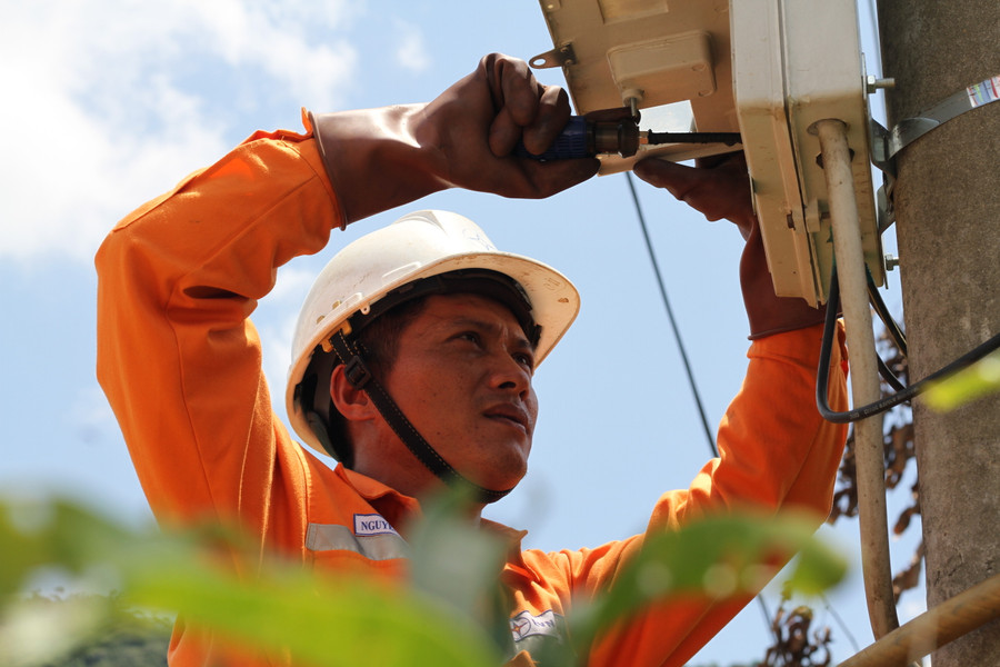 Công nhân Điện lực Kbang hỗ trợ kiểm tra đường điện tại thôn 2, xã Kon Pne, huyện Kbang. Ảnh: Hoàng Hoài Công nhân Điện lực Kbang hỗ trợ kiểm tra đường điện tại thôn 2, xã Kon Pne, huyện Kbang. Ảnh: Hoàng Hoài