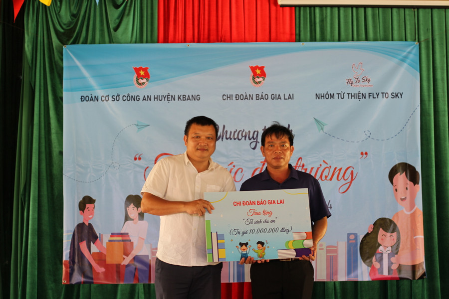 Ông Lê Tiến Dũng-Phó Trưởng phòng Thư ký tòa soạn Báo Gia Lai (bìa trái) trao tặng "Tủ sách cho em". Ảnh: Hoàng Hoài Ông Lê Tiến Dũng-Phó Trưởng phòng Thư ký tòa soạn Báo Gia Lai (bìa trái) trao tặng "Tủ sách cho em". Ảnh: Hoàng Hoài