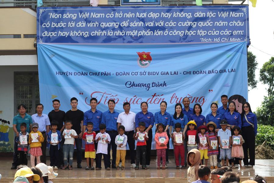 Chi Đoàn Báo Gia Lai cùng Đoàn cơ sở BIDV Gia Lai trao quà cho 15 em nhỏ có hoàn cảnh khó khăn. Ảnh: Hoàng Hoài Chi Đoàn Báo Gia Lai cùng Đoàn cơ sở BIDV Gia Lai trao quà cho 15 em nhỏ có hoàn cảnh khó khăn. Ảnh: Hoàng Hoài