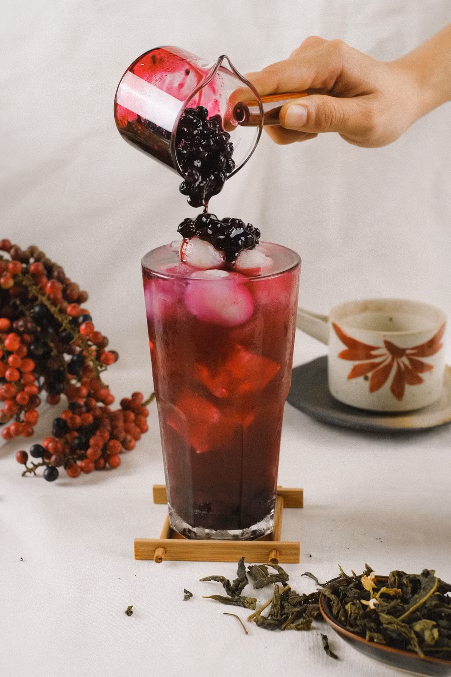 Trà chòi mòi được ăn kèm với nhãn ngâm, vì cả 2 đều mang tính bình sẽ không làm mất hương vị tự nhiên. Ảnh: ĐVCC