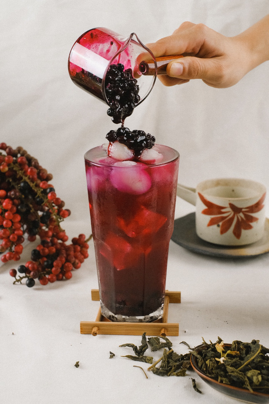 Trà chòi mòi được ăn kèm với nhãn ngâm, vì cả 2 đều mang tính bình sẽ không làm mất hương vị tự nhiên. Ảnh: ĐVCC Trà chòi mòi được ăn kèm với nhãn ngâm, vì cả 2 đều mang tính bình sẽ không làm mất hương vị tự nhiên. Ảnh: ĐVCC