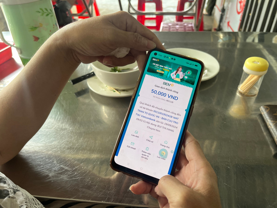 Thay vì thanh toán tiền cháo, thực khách chuyển khoản vào tài khoản của Ủy ban Trung ương MTTQ Việt Nam để chung tay hỗ trợ đồng bào miền Bắc. Ảnh: Hoàng Hoài