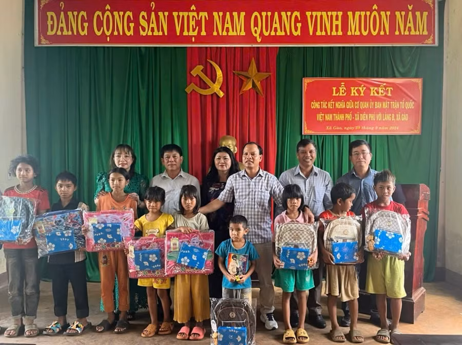 Mỗi suất quà trị giá 200.000 đồng được trao cho 10 em học sinh có hoàn cảnh khó khăn của làng B (xã Gào). Ảnh: D.T