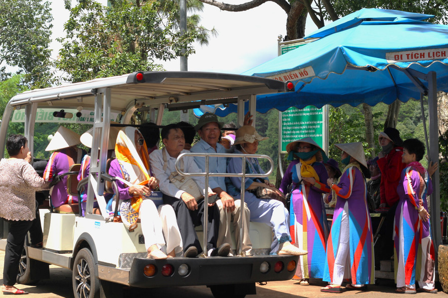 Nhiều du khách còn đầu tư về trang phục để thể hiện tình yêu văn hóa Việt nhân dịp nghỉ lễ 2-9. Ảnh: Bích Ngọc Nhiều du khách còn đầu tư về trang phục để thể hiện tình yêu văn hóa Việt nhân dịp nghỉ lễ 2-9. Ảnh: Bích Ngọc