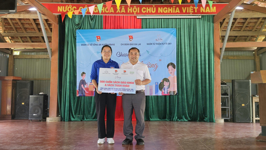 Bí thư Chi Đoàn Báo Gia Lai Phan Thị Lài (bìa trái) trao tặng 500 cuốn sách giáo khoa và sách tham khảo cho đại diện nhà trường. Ảnh: Ngọc Duy Bí thư Chi Đoàn Báo Gia Lai Phan Thị Lài (bìa trái) trao tặng 500 cuốn sách giáo khoa và sách tham khảo cho đại diện nhà trường. Ảnh: Ngọc Duy