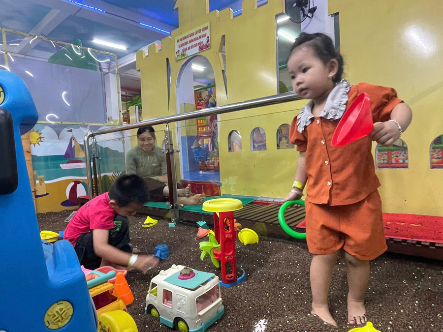 Các khu vui chơi thu hút đông đảo các bậc phụ huynh đưa con em đến thỏa sức vui chơi. Ảnh: Bích Ngọc Các khu vui chơi thu hút đông đảo các bậc phụ huynh đưa con em đến thỏa sức vui chơi. Ảnh: Bích Ngọc