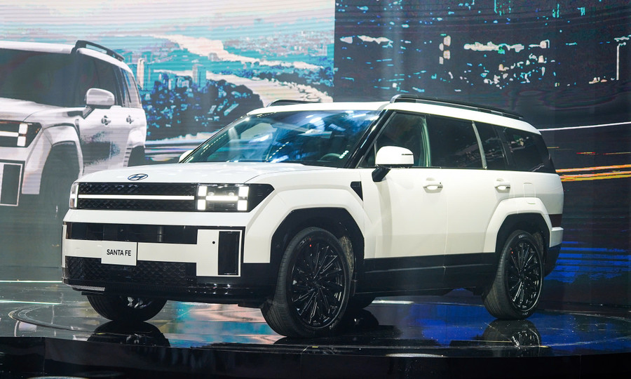 Đèn pha, mặt ca-lăng, cản trước của Santa Fe được thiết kế theo phong cách chữ H để làm tăng tính nhận diện về thương hiệu. Ảnh: S.T
