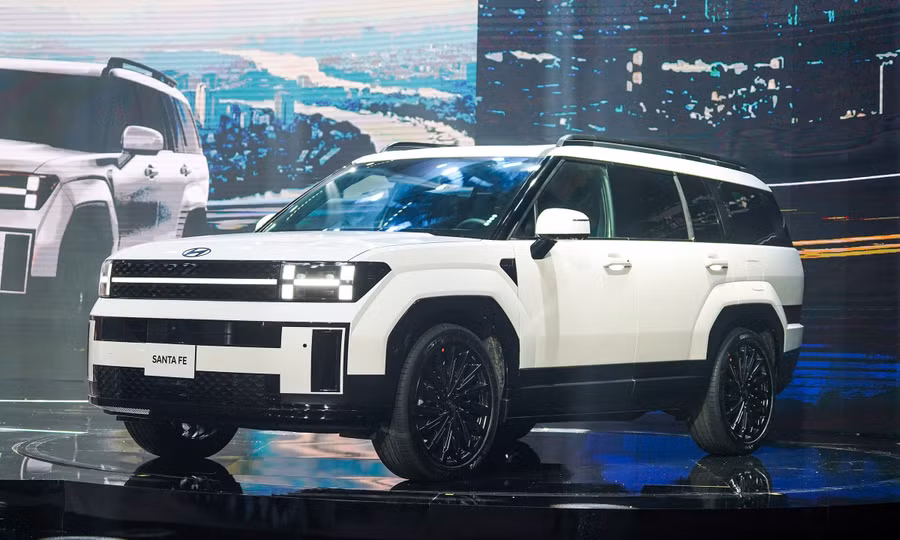 Đèn pha, mặt ca-lăng, cản trước của Santa Fe được thiết kế theo phong cách chữ H để làm tăng tính nhận diện về thương hiệu. Ảnh: S.T