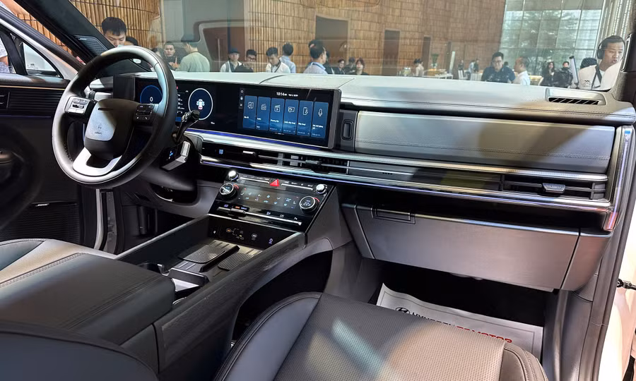 Vô-lăng của Hyundai Santa Fe mới khá giống thiết kế của Range Rover. Ảnh: S.T