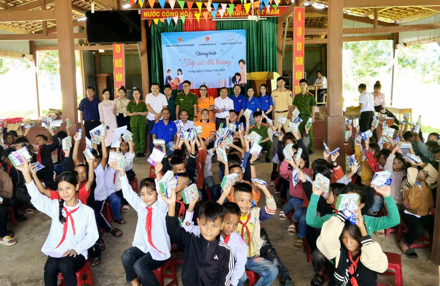 Các em học sinh hào hứng nhận quà trong chương trình. Ảnh: Ngọc Duy