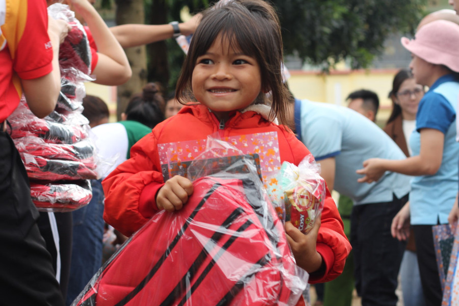 Nụ cười rạng rỡ của em học sinh khi nhận phần quà yêu thương từ các nhà hảo tâm. Ảnh: H.H
