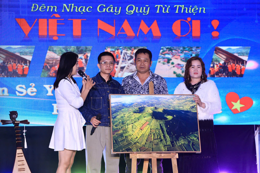 Ban tổ chức đã bán đấu giá bức tranh "Núi lửa Chư Đang Ya rực rỡ mùa hoa dã quỳ" được 3 triệu đồng để góp thêm vào số tiền thu được từ đêm nhạc hỗ trợ đồng bào miền Bắc. Ảnh: Tấn Kần Studio Ban tổ chức đã bán đấu giá bức tranh "Núi lửa Chư Đang Ya rực rỡ mùa hoa dã quỳ" được 3 triệu đồng để góp thêm vào số tiền thu được từ đêm nhạc hỗ trợ đồng bào miền Bắc. Ảnh: Tấn Kần Studio