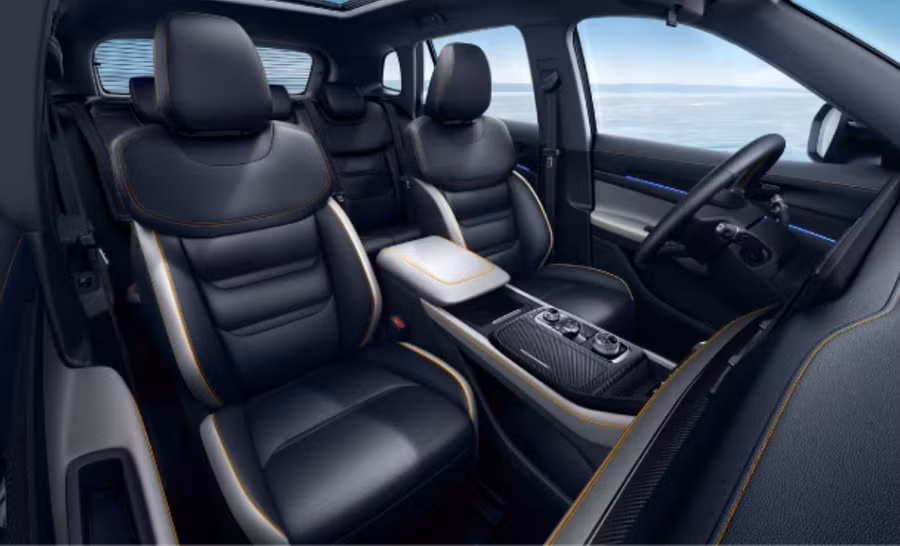 Trải nghiệm sự sang trọng và tinh tế với nội thất sợi carbon độc đáo trên phiên bản Sport, nâng tầm thiết kế giúp chiếc xe thêm phần hiện đại. Ảnh: S.T