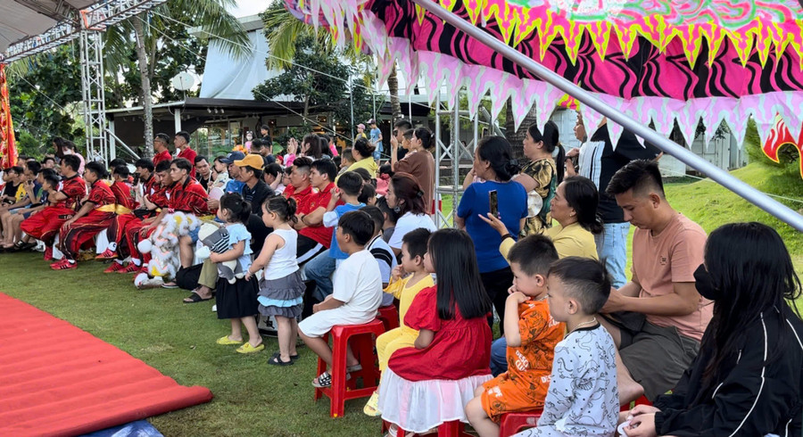 Đông đảo người dân, du khách đến xem các đội trình diễn. Ảnh: H.H Đông đảo người dân, du khách đến xem các đội trình diễn. Ảnh: H.H