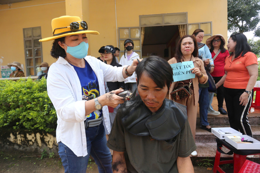 Đoàn còn cắt tóc miễn phí cho người dân trên địa bàn xã Ia Yok. Ảnh: Hoàng Hoài Đoàn còn cắt tóc miễn phí cho người dân trên địa bàn xã Ia Yok. Ảnh: Hoàng Hoài