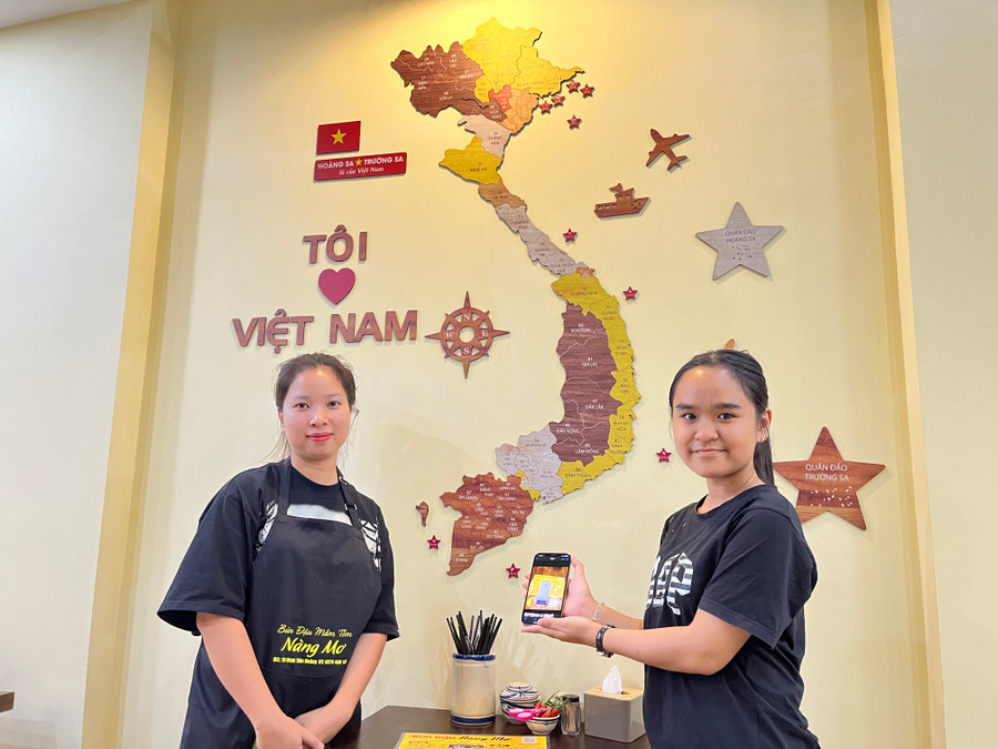 Chị Trần Thị Huyền Trang (bìa trái) đã thay mặt bà con miền Bắc gửi lời cảm ơn đến mẹ con em Nguyễn Đặng Diệp Chi (bìa phải). Ảnh: Hoàng Hoài Chị Trần Thị Huyền Trang (bìa trái) đã thay mặt bà con miền Bắc gửi lời cảm ơn đến mẹ con em Nguyễn Đặng Diệp Chi (bìa phải). Ảnh: Hoàng Hoài