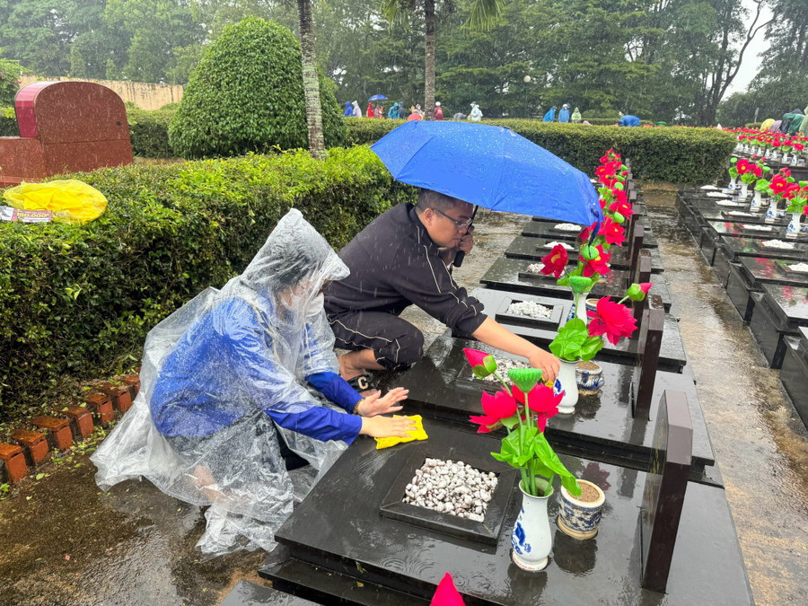 Đoàn viên, thanh niên lau dọn các phần mộ liệt sĩ tại Nghĩa trang Liệt sĩ tỉnh. Ảnh: Bích Ngọc