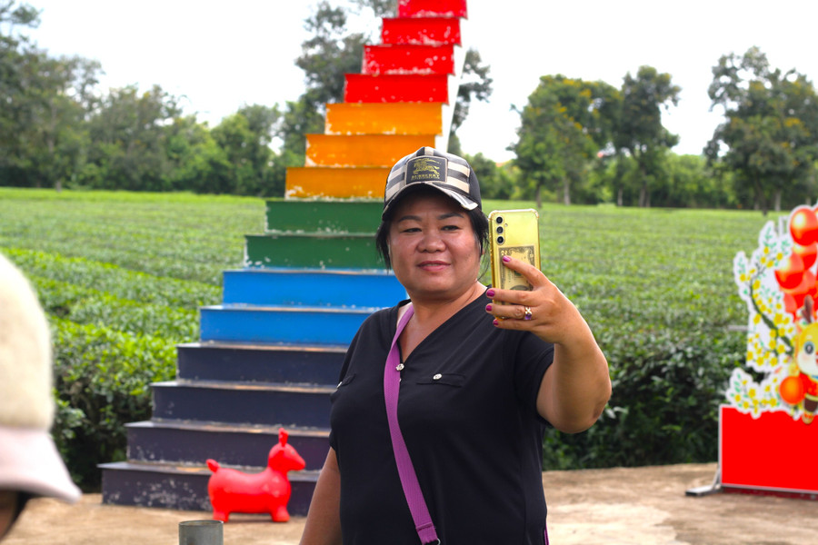 Nhiều đoàn du lịch chọn điểm đến Biển Hồ chè (TP. Pleiku) để chiêm ngưỡng vẻ đẹp của thiên nhiên ban tặng. Ảnh: Hoàng Hoài Nhiều đoàn du lịch chọn điểm đến Biển Hồ chè (TP. Pleiku) để chiêm ngưỡng vẻ đẹp của thiên nhiên ban tặng. Ảnh: Hoàng Hoài