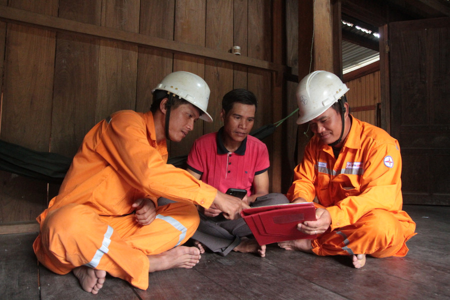 Nhân viên Điện lực Kbang tăng cường tuyên truyền tải ứng dụng theo dõi hóa đơn tiền điện tiện ích dành cho khách hàng. Nhân viên Điện lực Kbang tuyên truyền, hướng dẫn người dân tải ứng dụng theo dõi hóa đơn tiền điện. Ảnh: Hoàng Hoài