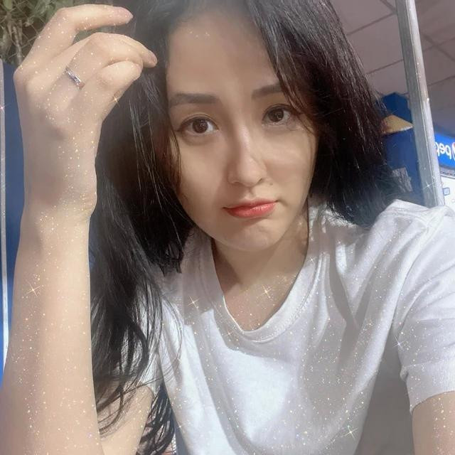 Mai Phương Thúy đăng hình ngón tay áp út đeo nhẫn Mai Phương Thúy đăng hình ngón tay áp út đeo nhẫn