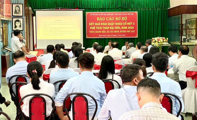 Tiến sĩ Phạm Văn Triệu báo cáo kết quả khai quật phế tích tháp Đại Hữu năm 2024 Tiến sĩ Phạm Văn Triệu báo cáo kết quả khai quật phế tích tháp Đại Hữu năm 2024
