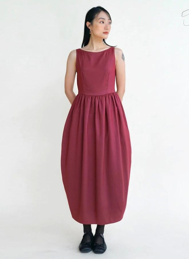 Giày bốt cổ thấp, Mary Jane, dép xỏ ngón đều phù hợp để phối cùng những chiếc váy dài này. Bên cạnh đó, một đôi tất trắng có thể tạo nên khác biệt đáng kể cho phong cách mùa thu dịu dàng và tràn đầy sự thư thái, dễ chịu.