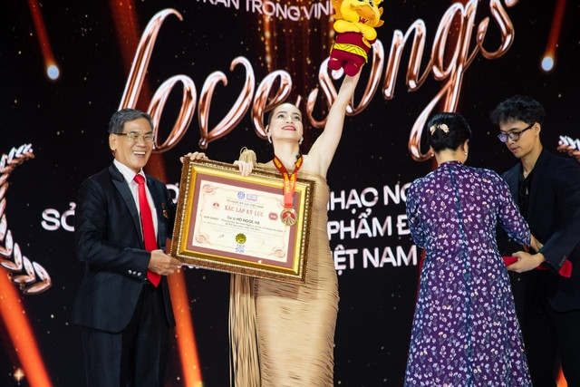 Hồ Ngọc Hà nhận kỷ lục Việt Nam ảnh 1 Hồ Ngọc Hà nhận kỷ lục Việt Nam ảnh 1