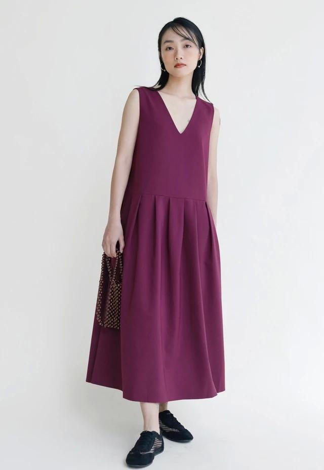 Váy cotton suông nhẹ, cổ chữ V không tay có thể mang cùng giày thể thao, giày bệt hoặc dép xỏ ngón