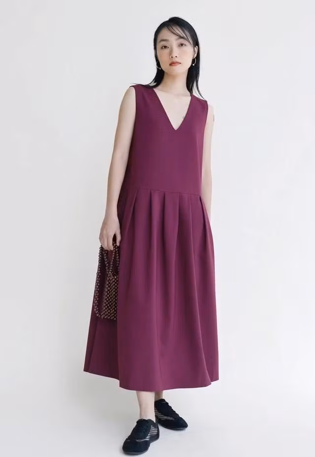 Váy cotton suông nhẹ, cổ chữ V không tay có thể mang cùng giày thể thao, giày bệt hoặc dép xỏ ngón