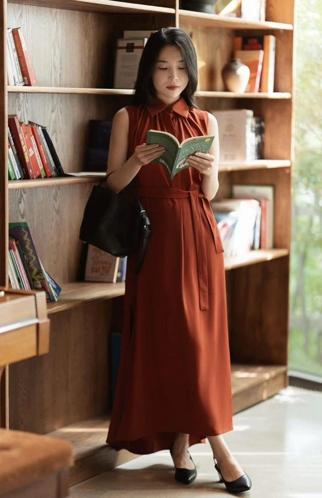 Không chỉ có những chiếc váy phóng khoáng mát mẻ, váy dài mùa này vẫn có nhiều thiết kế nhã nhặn, lịch sự với dáng cổ sơ mi, cổ thuyền, cổ chữ V...