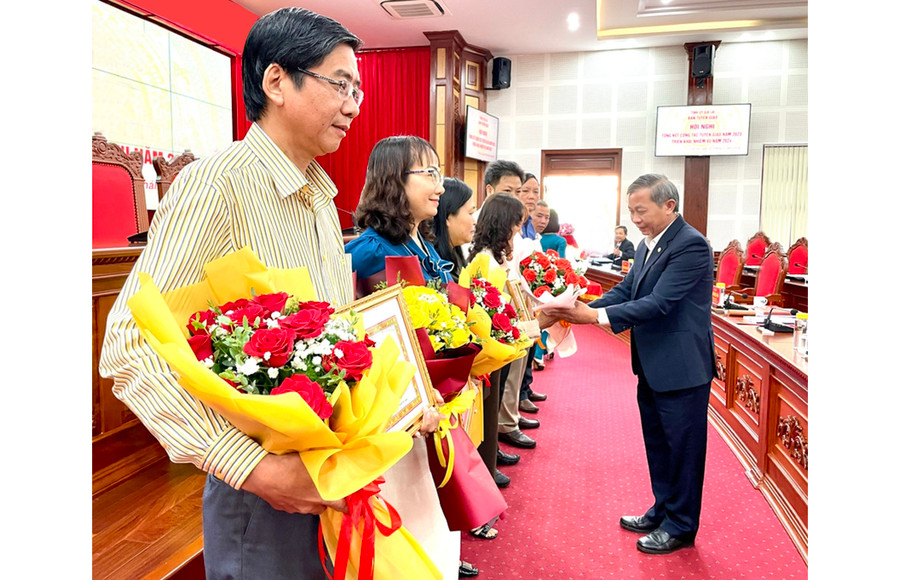 Ủy viên Ban Thường vụ Tỉnh ủy, Trưởng ban Tuyên giáo Tỉnh ủy Huỳnh Thế Mạnh trao giấy khen cho các tập thể xuất sắc trong thực hiện nhiệm vụ công tác tuyên truyền năm 2023. Ảnh: Lam Nguyên Ủy viên Ban Thường vụ Tỉnh ủy, Trưởng ban Tuyên giáo Tỉnh ủy Huỳnh Thế Mạnh trao giấy khen cho các tập thể xuất sắc trong thực hiện nhiệm vụ công tác tuyên truyền năm 2023. Ảnh: Lam Nguyên