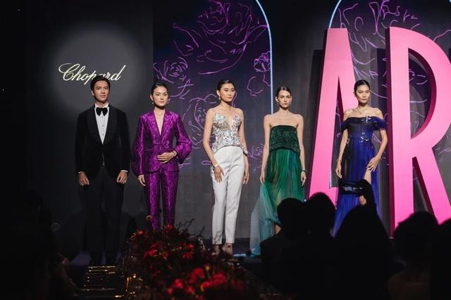 Sự kiện lần này còn quy tụ dàn người mẫu như Kim Nhung (Thí sinh The New Mentor), Kim Dung (quán quân Vietnam's Next Top Model)... Sự kiện lần này còn quy tụ dàn người mẫu như Kim Nhung (Thí sinh The New Mentor), Kim Dung (quán quân Vietnam's Next Top Model)...