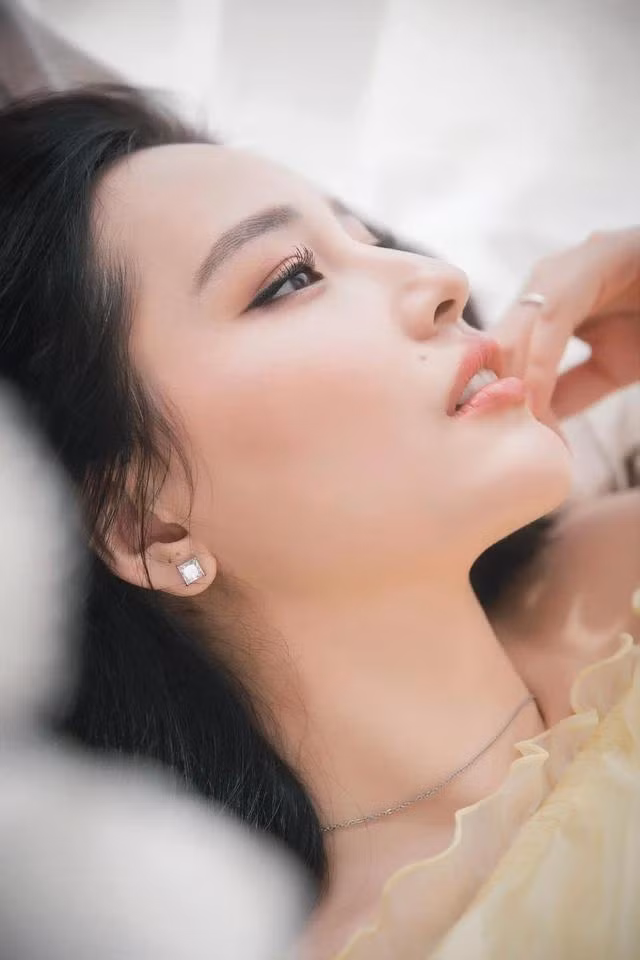 Trong một bức ảnh khác mới đây cũng là chiếc nhẫn xuất hiện ở ngón áp út của Mai Phương Thúy