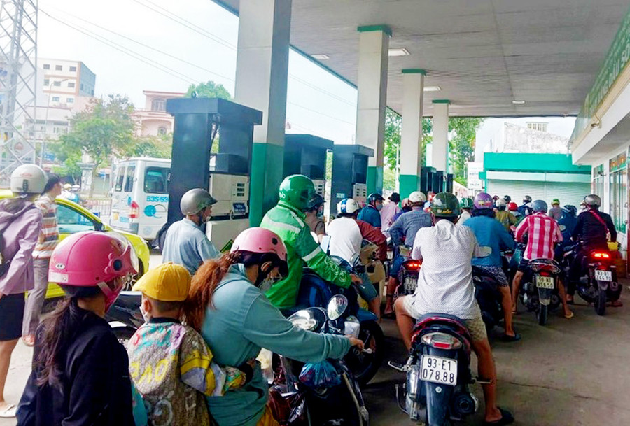 Giá xăng tăng là một trong những nguyên nhân làm chỉ số giá tiêu tháng 7 tăng 4,36% so với cùng kỳ. Ảnh Tú Nguyễn/Nguồn KTSG Online