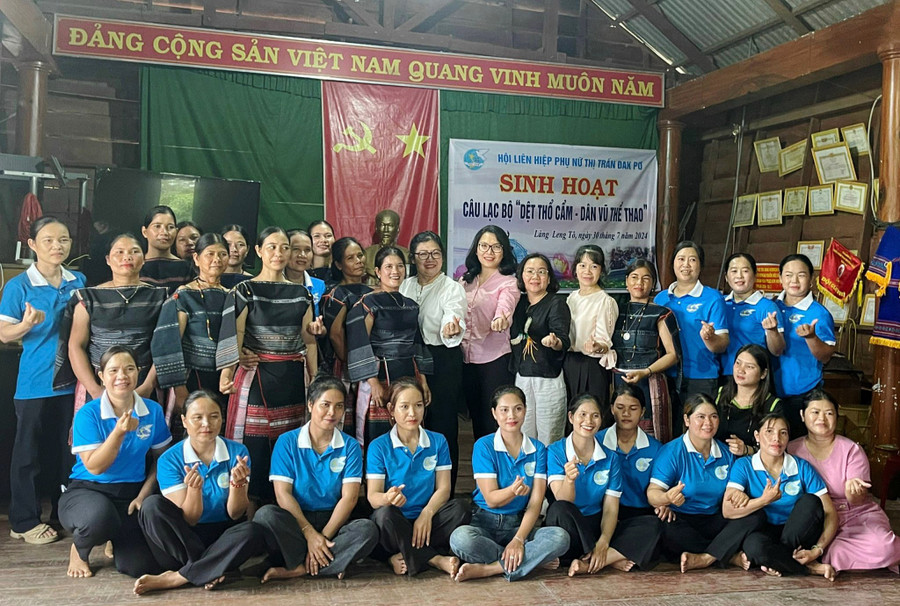 Trung ương Hội LHPN Việt Nam khảo sát câu lạc bộ” Dệt thổ cẩm-Dân vũ thể thao” tại huyện Đak Pơ (tỉnh Gia Lai)-mô hình đặc thù thu hút hội viên phụ nữ. Ảnh: M.C