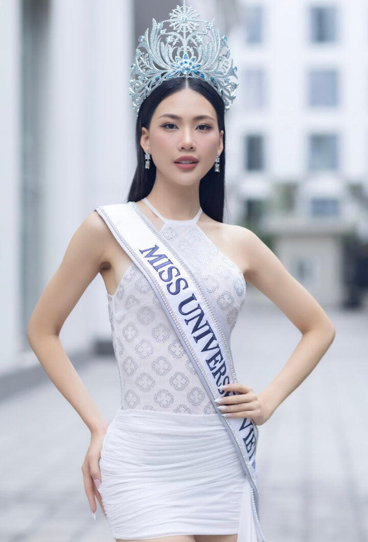 Bùi Quỳnh Hoa im lặng trước thông tin bị trường Đại học Sân khấu Điện ảnh TP.HCM buộc thôi học. Bùi Quỳnh Hoa im lặng trước thông tin bị trường Đại học Sân khấu Điện ảnh TP.HCM buộc thôi học.