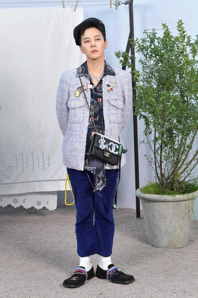 Không ít lần công chúng phải ngỡ ngàng trước những chiếc áo blazer chiết eo, quần da bó sát, sơ mi sặc sỡ hay áo dạ tweed mà G-Dragon mặc Không ít lần công chúng phải ngỡ ngàng trước những chiếc áo blazer chiết eo, quần da bó sát, sơ mi sặc sỡ hay áo dạ tweed mà G-Dragon mặc