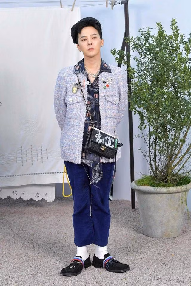 Không ít lần công chúng phải ngỡ ngàng trước những chiếc áo blazer chiết eo, quần da bó sát, sơ mi sặc sỡ hay áo dạ tweed mà G-Dragon mặc